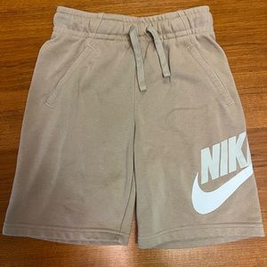 BOYS NIKE SHORTS WITH POCKETS SIZE M